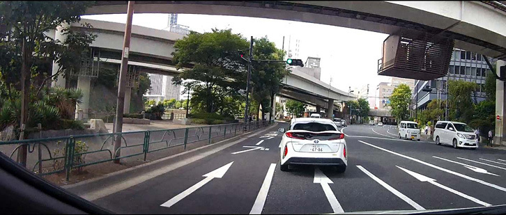 ウルトラワイドの画像。1920×1080の幅広画像は左右両端の死角が減る。広角な割にひずみは抑えられている。