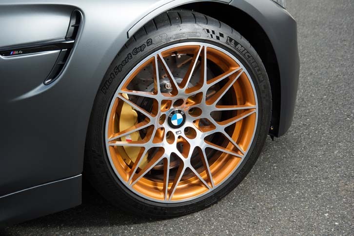 タイヤは専用の「ミシュラン・パイロットスポーツ カップ2」を履きこなす。カーボンセラミックブレーキシステムも与えられている。