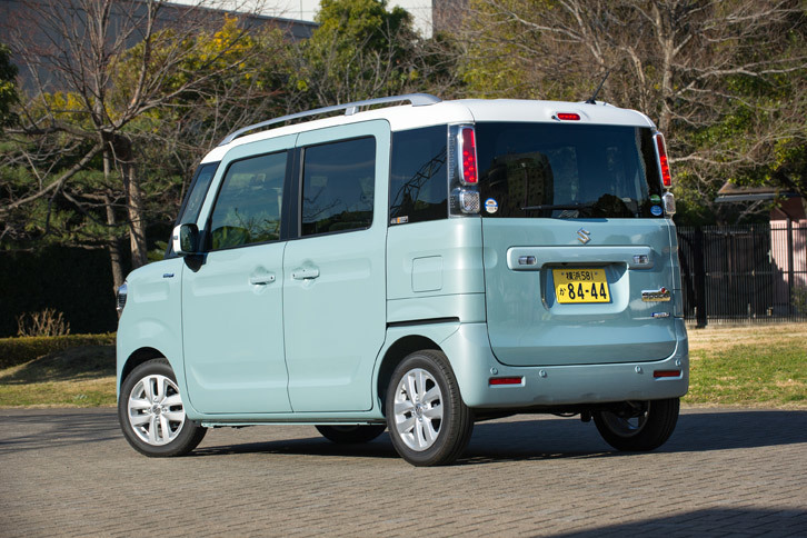 新型「スペーシア」が発売されたのは、2017年12月のこと。同年10月の東京モーターショーでデザインコンセプトが発表されてから2カ月足らずでのスピード発売となった。