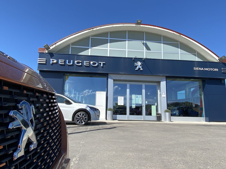 シエナ・モトーリのポッジボンシ店。ファサードは近い将来、新ロゴを伴ったものに改装されることだろう。