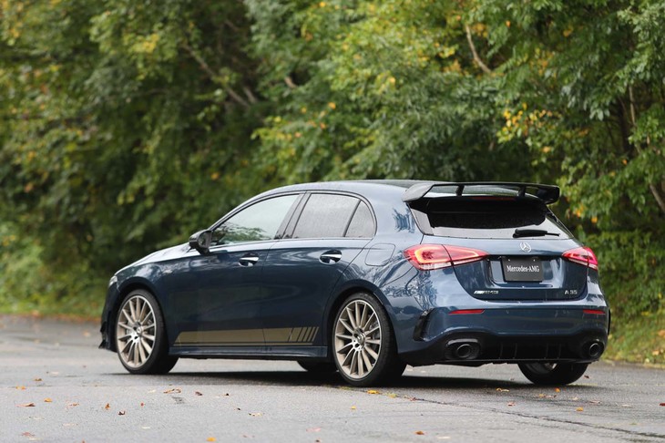 標準仕様の「AMG A35 4MATIC」の価格が628万円であるのに対して、限定600台の販売となる「エディション1」は743万円という設定。