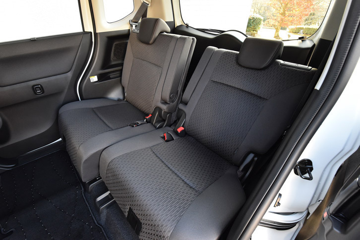リアシートは、左右個別にリクライニングやスライド調整、格納が可能。センターアームレストも装備される。