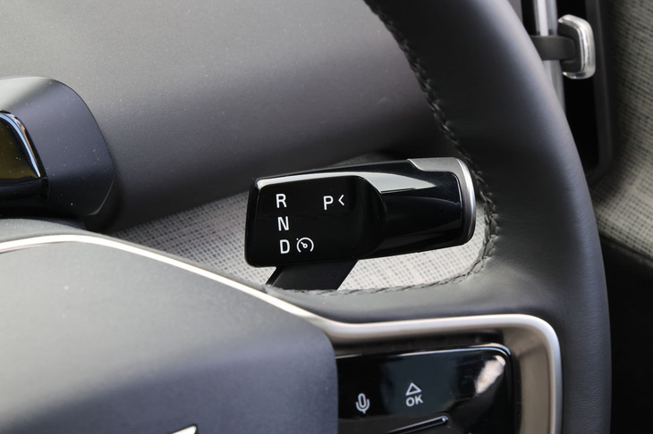 シフトセレクターはレバータイプで、ステアリングコラム右側に配置。レバーを下げるとDレンジに、上げるとRレンジに入る。レバーのトップにあるボタンを押すとPレンジが選択できる。
