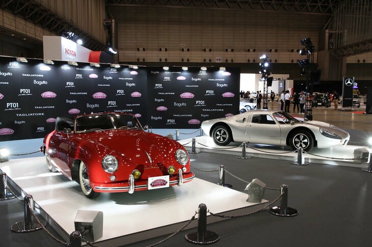 初回の主催者展示。日本に初めて正規輸入された1953年「356カブリオレ」と1964年の第2回日本グランプリで故・式場壮吉氏が駆った「カレラGTS（904）」という2台のヒストリーを持つクラシック・ポルシェが並べられた。