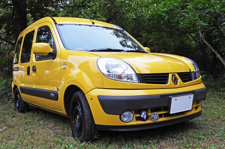 それにしてもこの美しさよ。今年で車齢15年だというのに、キズは一切なし。塗装もごらんのピカピカぶりだ。オドメーターは12万kmと毎年シッカリ走って＆使われていて、ステアリングホイールや荷室の収納まわりに加え、シャシーもスタビライザーなどで強化されていた。