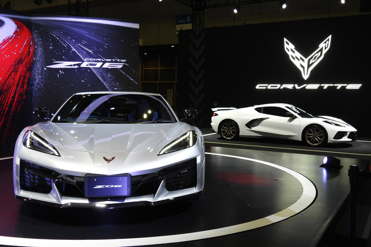 「シボレー・コルベットZ06サントリーニエディション クーペ3LZ」（写真左）と「コルベット クーペ2LT」の用品装着車（同右）。