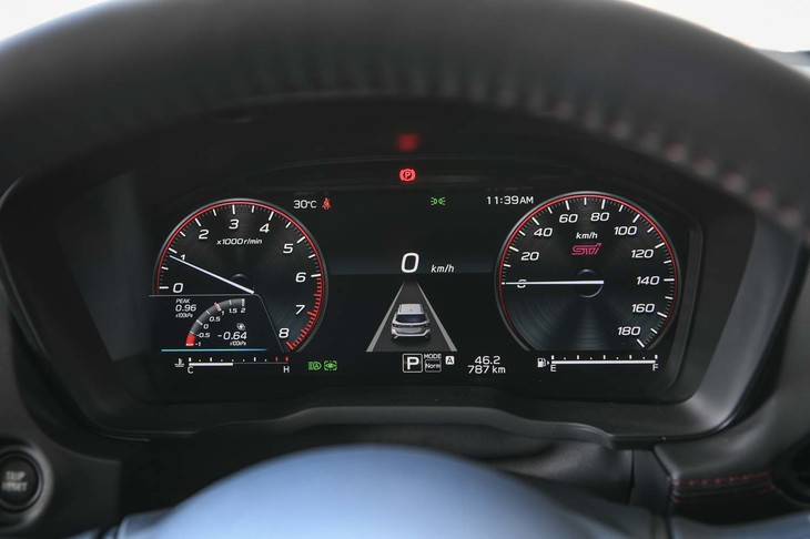 「STI Sport R」グレード専用のメーターパネル。レッドリングや「STI」ロゴでドレスアップされるほか、ターボの過給圧が表示される。
