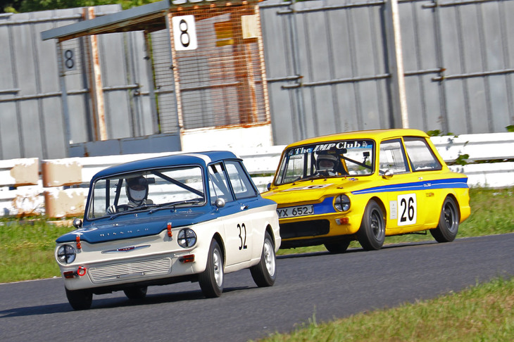 1966年「ヒルマン・インプ」同士のバトル。インプは「Mini」に対抗して1963年に登場した、Miniとは対照的なRRサルーン。最終順位はナンバー32が7位、26が8位。