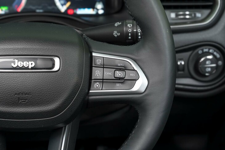 運転支援システムの機能は、今となってはやや簡素。ACCは全車速対応型ではなく、また車線逸脱警報はあっても車線維持支援機能は備わらない。