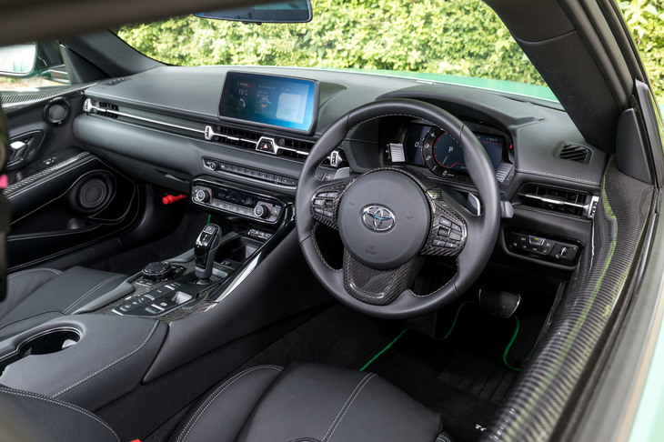 インテリアでは各所にカーボン製のガーニッシュを採用。シートはベース車と同じだが、オプションでさまざまな表皮への張り替えも可能なバケットシートを用意している。