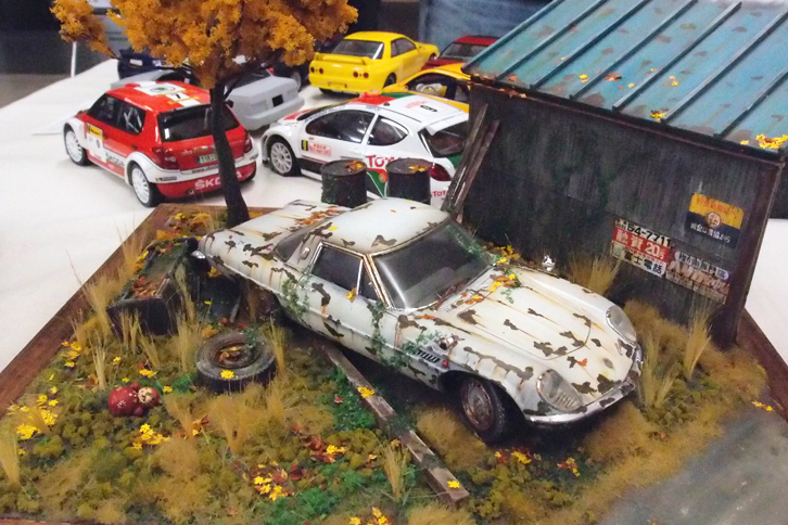 ハセガワ製1/24「マツダ・コスモスポーツ」を使った、ジオラマの定番ともいえる廃車のある風景。