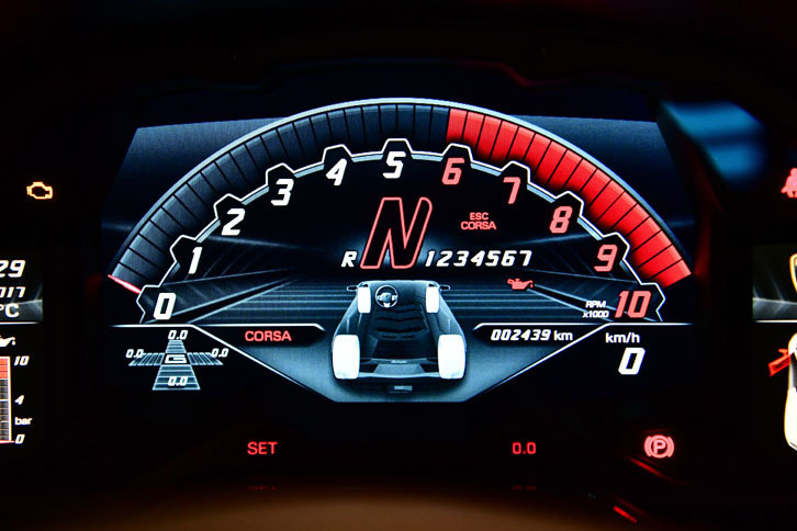 TFTメーターのデザインが変更され、走行モードごとに異なるデザインが設定されている。写真はコルサモード。