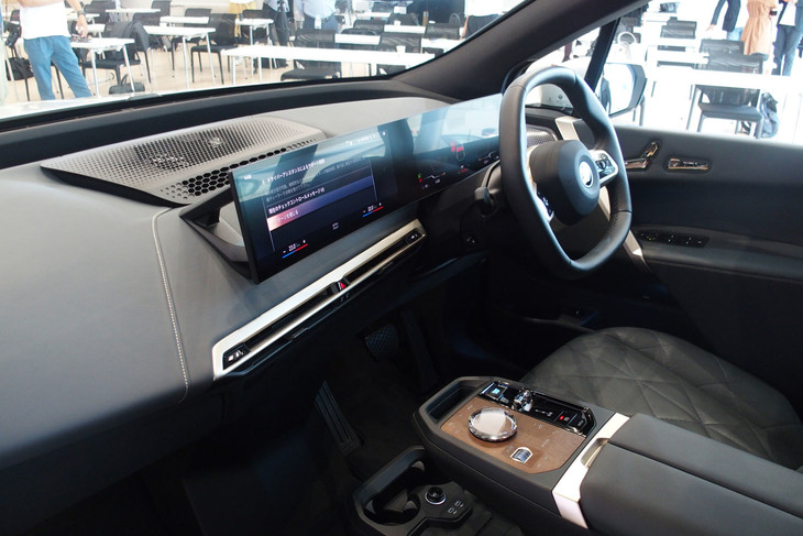 BMW車で初となる六角形のステアリングホイールが目を引く「iX」のコックピット。
