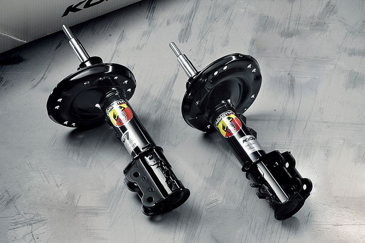 通常はリアのみに装着されるKONI製ショックアブソーバーがフロントにも採用される。