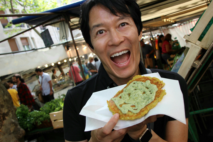 セーヌ左岸ラスパイユのオーガニック製品マルシェにて。ひよこ豆のガレットを食す筆者。