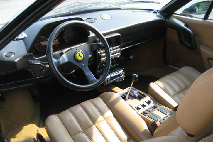 「328GTB」のコックピット。