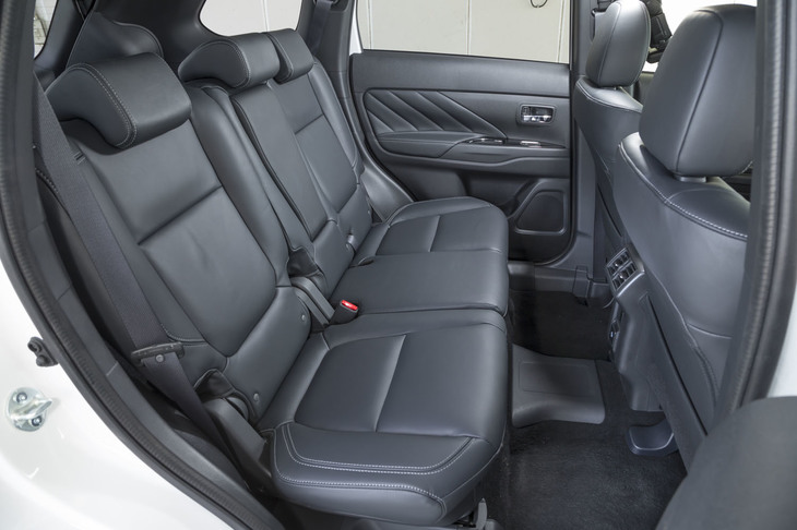 コンソールボックスの後ろには、後席用エアコン吹き出し口が追加されている。