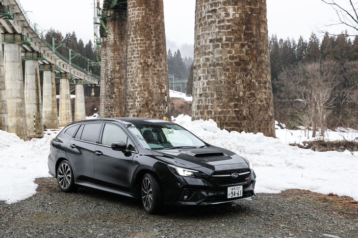 「ベクター4シーズンズGEN-3」は、悪路や泥濘（でいねい）路の走破性が高いM＋Sタイヤとしても注目できる。タイヤの溝にはまった石などを走行中の遠心力で排出するセルフクリーニング機能も備わっている。