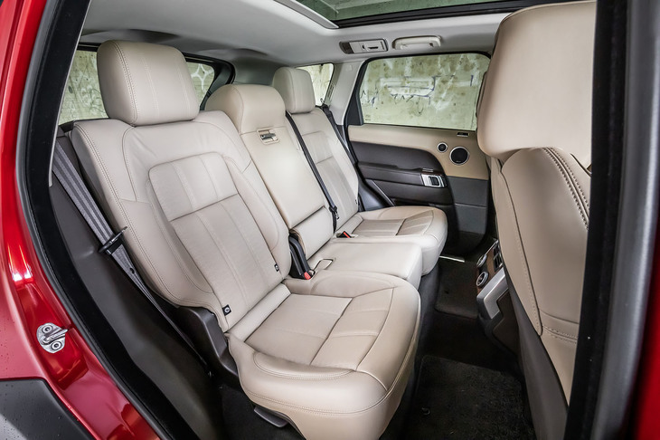 「レンジローバー スポーツHSEダイナミック」の後席。シート表皮は前後シートとも標準仕様のウインザーレザーで、「エスプレッソ／アーモンド」と呼ばれるコンビネーションの内装色が選択されていた。