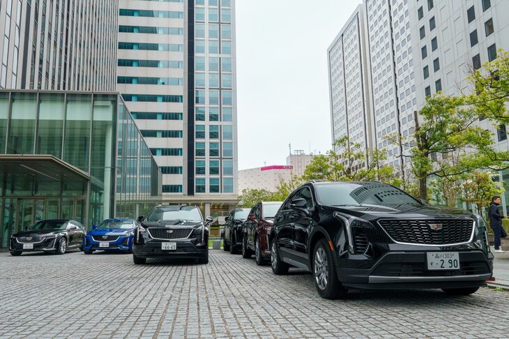 ゼネラルモーターズ・ジャパンが居を構えるビルの車止めにて、出発を待つキャデラックのラインナップ。ご覧のとおり、今やすっかり主軸はSUVだ。