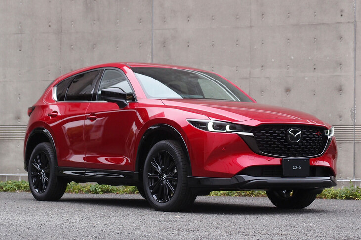 似た角度で見た「マツダCX-5」。リアクオーターのピークはベルトラインの先にあるテールランプで、また、かなり横に視点を振らないと、フェンダーの張り出しに隠れてリアバンパーは見えない。