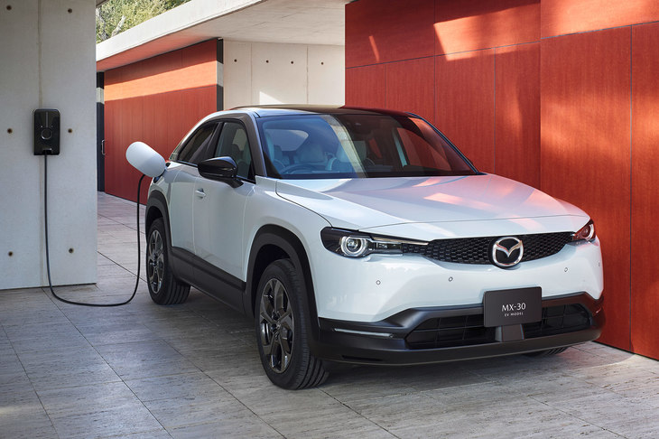 「マツダMX-30」のEVモデル。シティーユースに特化した電池容量の小さなモデルで、日本では2021年1月に発売された。