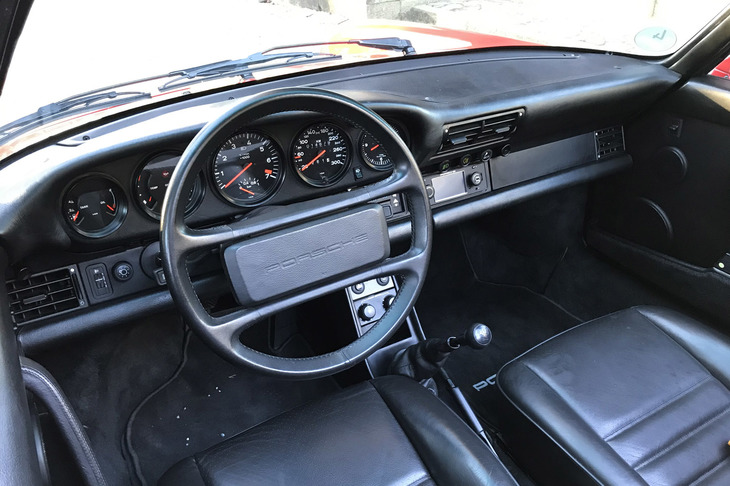 1989年の「911ターボ カブリオレ」のインテリア。最新の992型911では、この水平基調をモチーフにインストゥルメントパネルをデザインしたという。