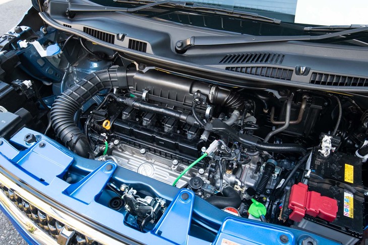 パワートレインの主力は1.2リッター直4エンジンとマイルドハイブリッドの組み合わせ。モーターは完全停止前からのアイドリングストップや加速時のアシストなどに使われる。