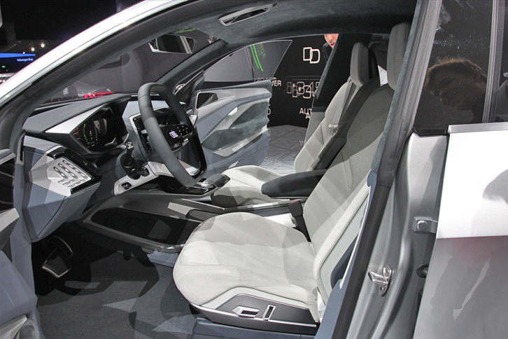 アウディ・イレイン（フロントシート）