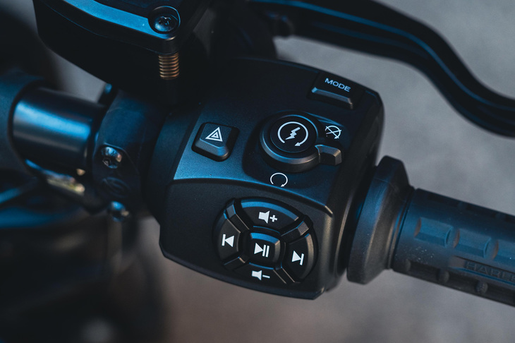 右のスイッチボックスに備わるイグニッションスイッチ。リモコンキーが採用された「スポーツスターS」では、キーを挿す必要はなく、スイッチを押すだけでエンジンが始動する。