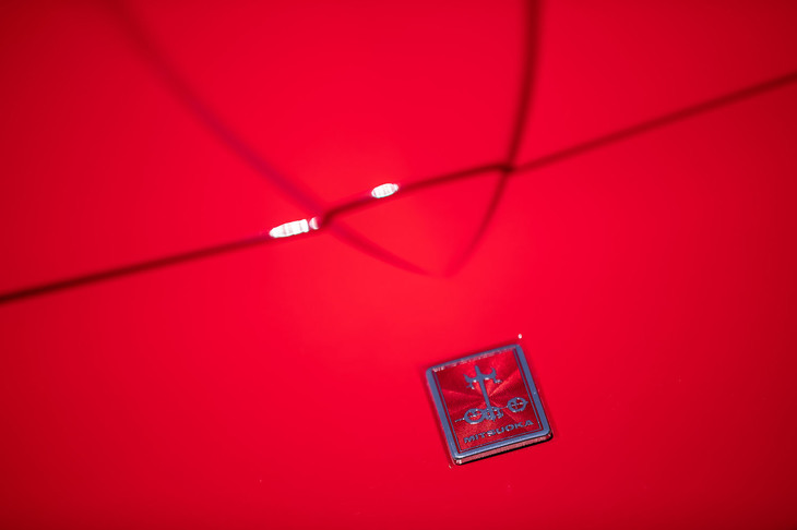 七宝焼きのフロントエンブレムは2万2000円のオプションアイテム。