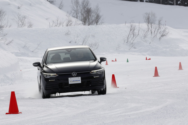 パイロン間をリズミカルに抜けていくスラローム走行や、オフセットして並べられたパイロン間をすり抜けるダブルレーンチェンジシーンになると、「クロスクライメート3スポーツ」では横方向への確かなふんばり感が確認できた。