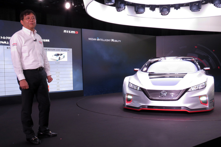 「NISSAN CROSSING」での発表会において、新型「リーフNISMO RC」の性能を説明するニスモの松村基宏COO。