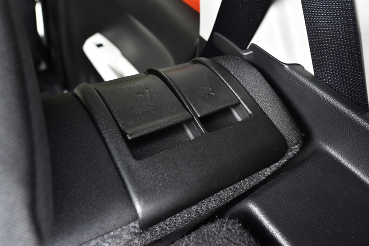 後席のリクライニングや格納、前後スライドについては、背もたれに設けられたレバーによって荷室側からも操作することができる。