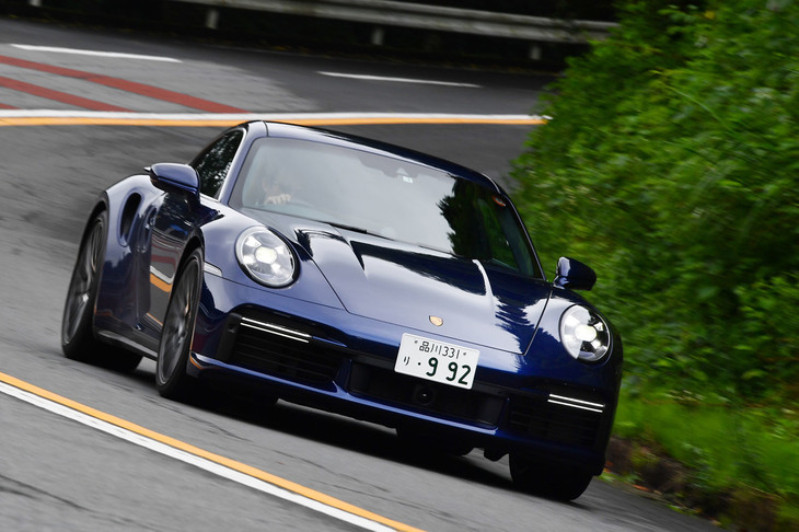 8代目「ポルシェ911ターボ」（992型）は、2020年7月に日本導入が発表された最新の“ポルシェターボ”。最高出力580PS、最大トルク750N・m（オーバーブースト時）を発生する3.8リッター水平対向6気筒ターボエンジンを搭載する。