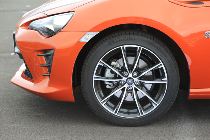 切削光輝加工とガンメタリック塗装が施された17インチアルミホイール。タイヤは従来モデルと変わらず、215/45R17サイズの「ミシュラン・プライマシーHP」となる。