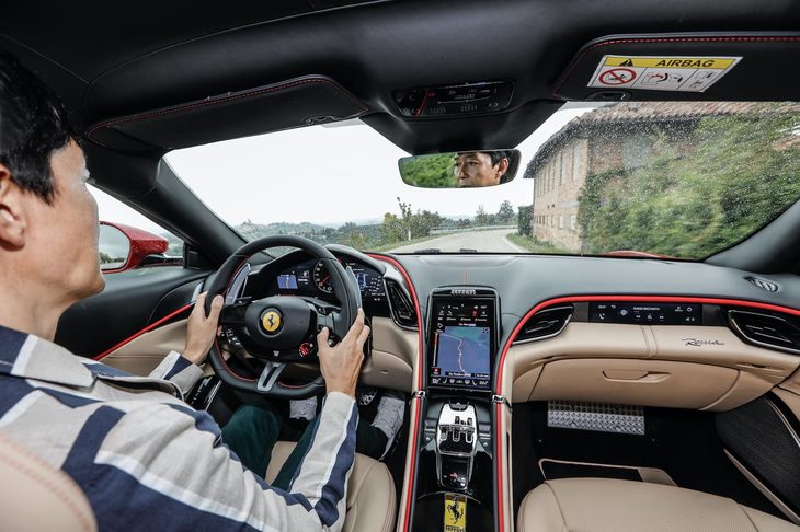 当日の天候はところによりにわか雨。雨天時には、接地性と安定性が最大限となる「ウエット」に切り替えることがスタッフから推奨された。やや勇敢な速度でコーナーに飛び込んでしまって後悔しても、ローマは何ら破綻することなくドライバーを導いてくれる。
