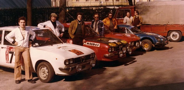 仲間たちと。写真左から4人目がパオロ氏。