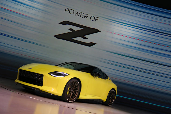 発表時のプロモーション動画では太陽の下を疾走していた「フェアレディZ プロトタイプ」だが、メディア向けの内覧会やその後の一般公開では、車両は屋内に展示されていた。早く自然光の下で見てみたいものである。