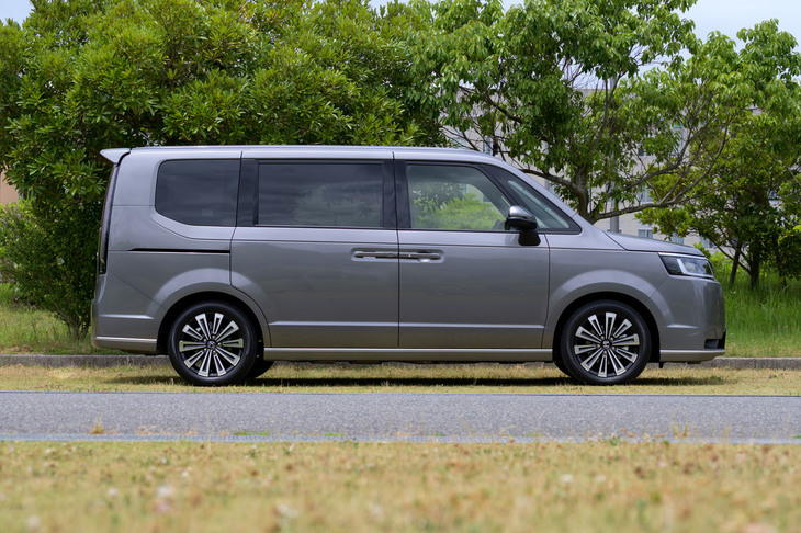 ホイールベースは従来型と同じだが、ボディーサイズは全長×全幅×全高＝4830×1750×1845mmと、ひとまわり拡大している。