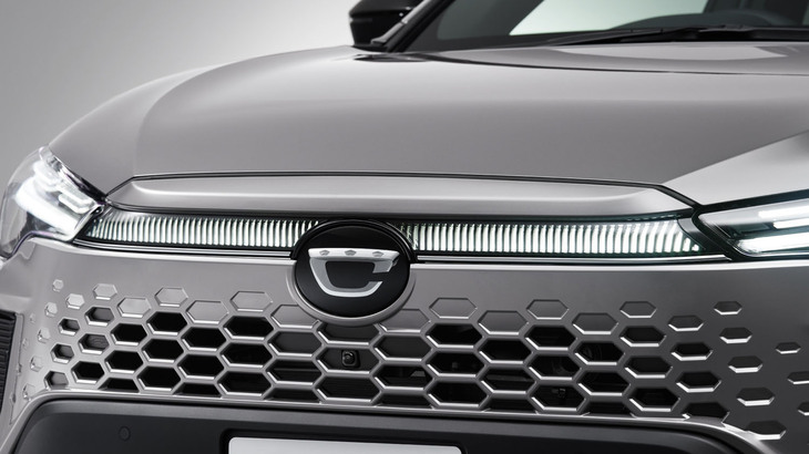 マイナーチェンジを機に、バンパー一体型グリルが採用された。