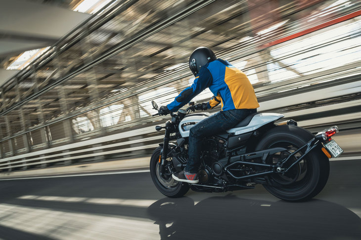 充実した電子制御システムも、過去の「スポーツスター」モデルにはない特徴。6軸IMUやコーナリングABS、コーナリングトラクションコントロールなど、多数の機能が搭載されている。