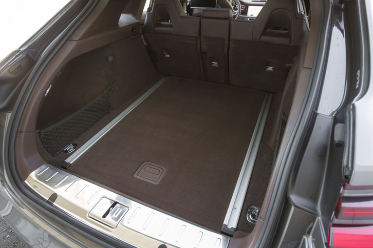 標準時の荷室容量は、ハイブリッド車が425～1295リッターで、写真の「パナメーラ ターボ スポーツーリスモ」を含む非ハイブリッド車が520～1390リッターとなっている。