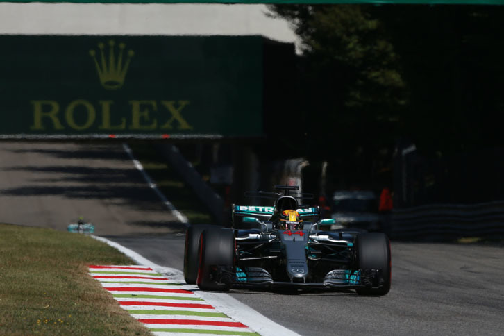 ハミルトンの優勝はスタート直後に決まったといっていい。トップを堅持し、さらには僚友ボッタスが2番手に上がってくると盤石のメルセデス1-2。前戦ベルギーGPとは打って変わり、ほぼレースらしい争いなしに自らのドライビングに徹した。これで今季6勝目、13戦してポイントリーダーの座につくことができた。（Photo=Mercedes）