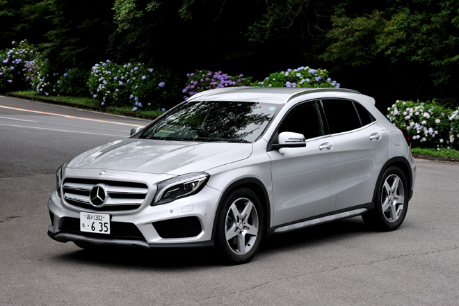 メルセデス・ベンツGLA250 4MATICスポーツ
    ボディーサイズ：全長×全幅×全高＝4455×1805×1495mm／ホイールベース：2700mm／車重：1580kg／駆動方式：4WD／エンジン：2リッター直4 DOHC 16バルブ ターボ／トランスミッション：7AT／最高出力：211ps/5500rpm／最大トルク：35.7kgm/1200-4000rpm／タイヤ：（前）235/50R18 （後）235/50R18／車両本体価格：499万円