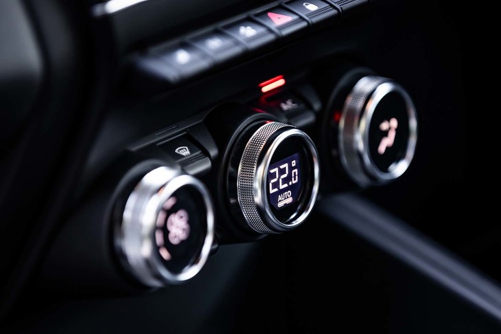 液晶画面と操作ダイヤルを組み合わせた、機能的な空調スイッチ。ディテールの美しさも「キャプチャー」の魅力のひとつだ。
