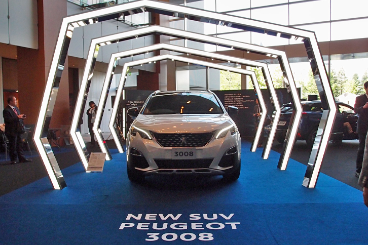 東京・赤坂の東京ミッドタウン内に展示された「プジョー3008」。