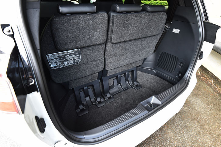 荷室床下の収納スペース。折り畳まれた3列目シートも、この空間におさまる。