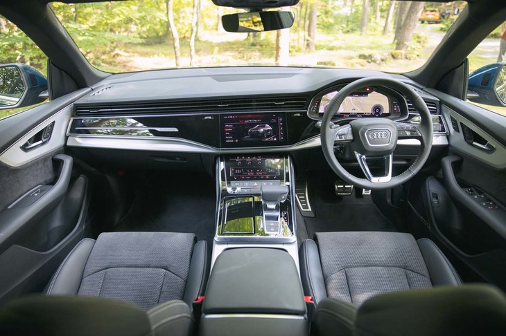 インテリアは、水平基調のシンプルな造形を採用しつつ「豪華なラウンジ」を想起させるようにデザインされている。