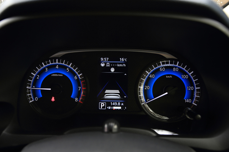 速度計とエンジン回転計は、オーソドックスな機械式デザインを採用。中央に配置された4.2インチの液晶パネルに瞬間燃費やタイヤアングルなどの各種情報を表示できる。